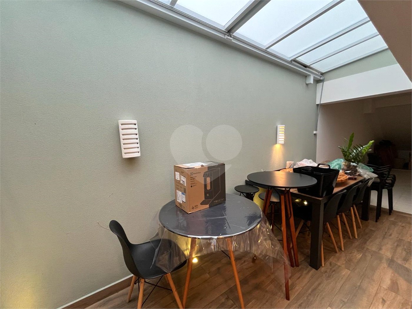 Casa à venda com 4 quartos, sendo 2 suítes, no condomínio Floradas da Serra, São Paulo - SP