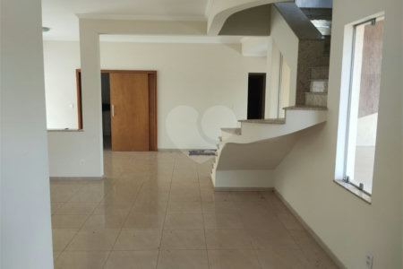 Sobrado à venda com 4 quartos, sendo 3 suítes, em Altos do Jaraguá, Araraquara, SP