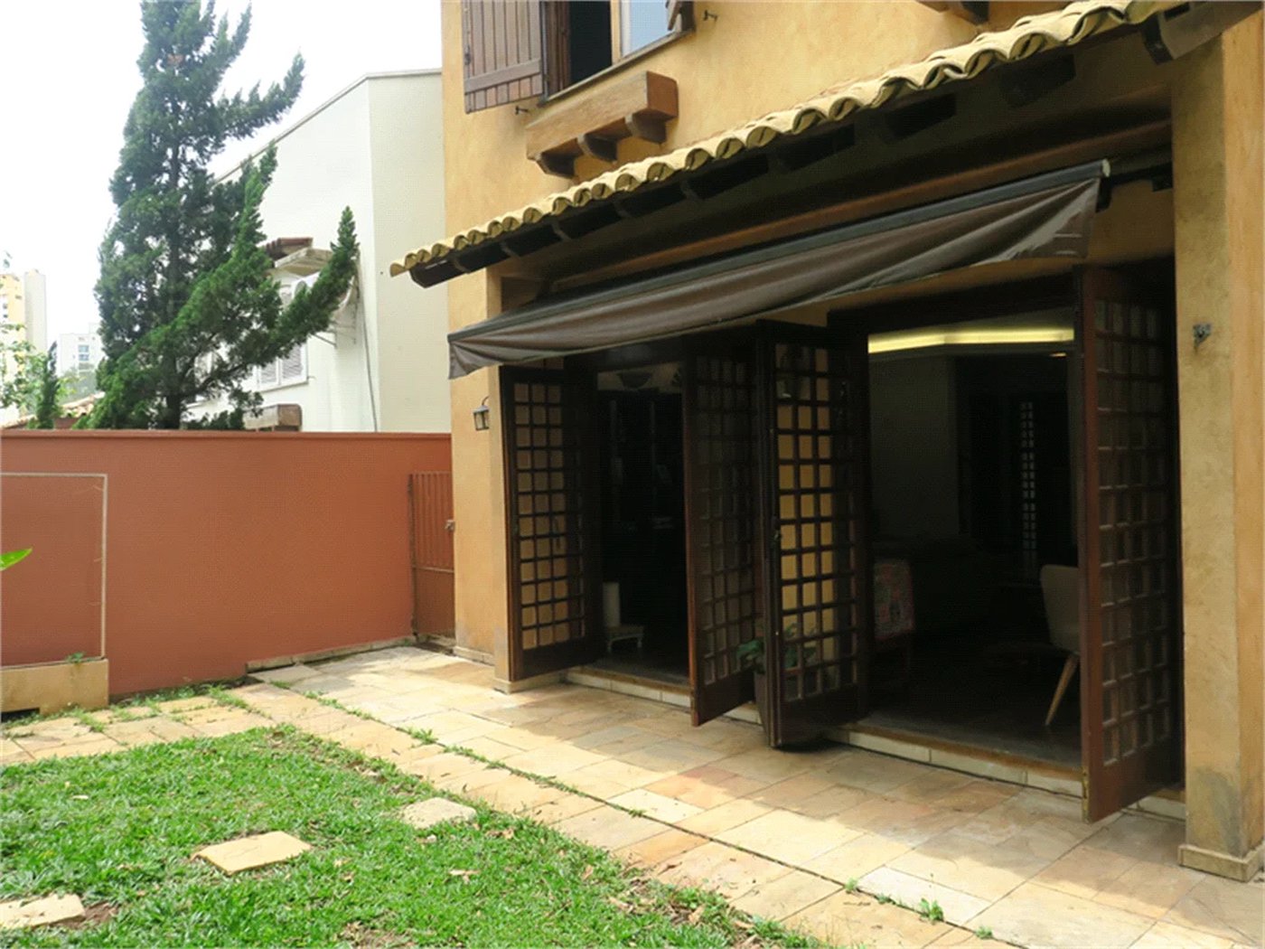 Casa à venda com 4 quartos, sendo 2 suítes, no condomínio Vila das Flores, São Paulo - SP