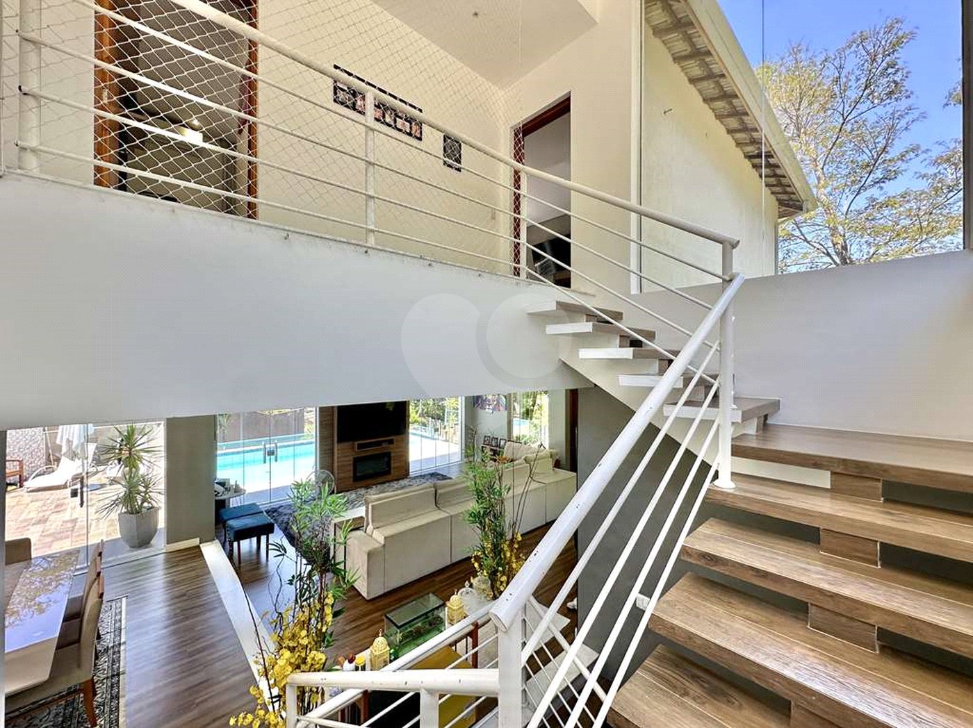 Casa à venda com 4 quartos, sendo 3 suítes, no condomínio Vilarejo, Carapicuíba - SP