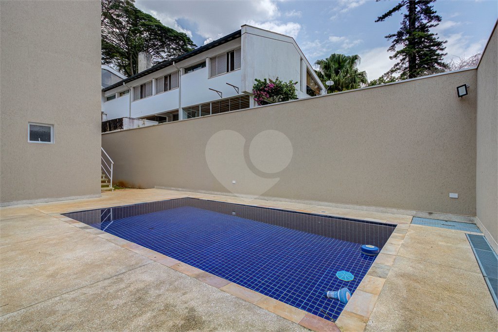 Sobrado à venda com 6 quartos, sendo 5 suítes,  em Interlagos, São Paulo, SP