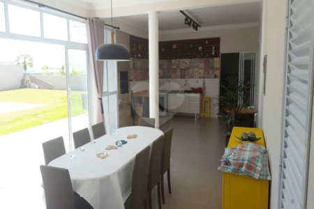 Casa à venda com 4 quartos, sendo 2 suítes, no condomínio Village Ipanema, Araçoiaba da Serra - SP