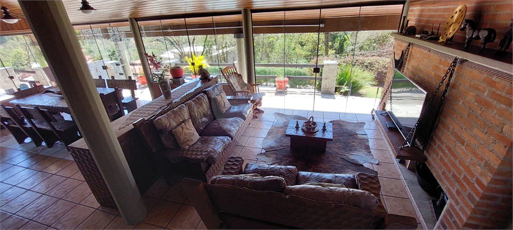 Casa à venda com 3 quartos, sendo 2 suítes, no condomínio Alpes de Caieiras, Caieiras - SP