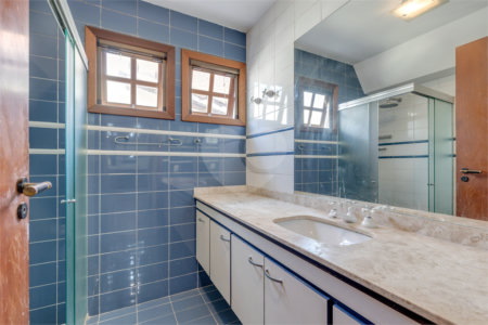 Casa à venda com 5 quartos, sendo 3 suítes, no condomínio Granja do Morumbi, São Paulo - SP