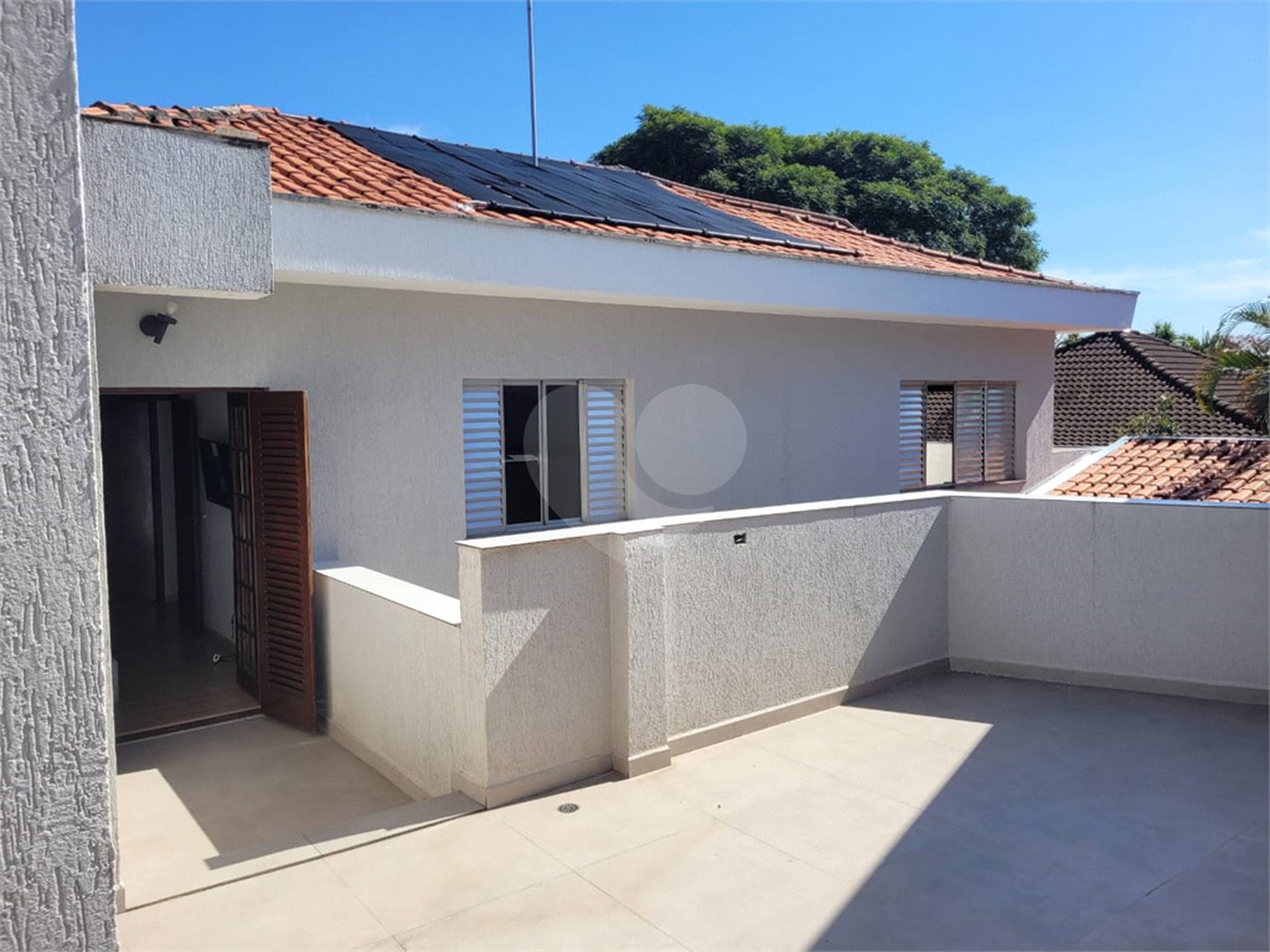 Sobrado com 14 metros de frente , na Região do Jardim Guapira , próximo ao Clube Guapira com 5 dormitórios, sendo 3 suíte com armários embutidos ,banheiro social, Sala para 2 ambientes, escritório com banheiro .cozinha ampla com armários, área de serviço ,dispensa, quintal com banheiro externo c