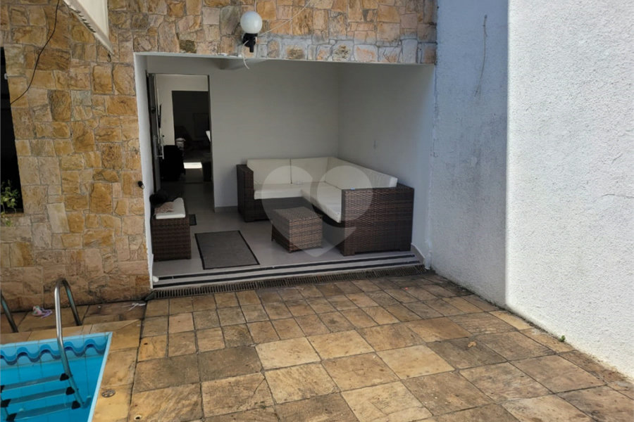 Sobrado com 14 metros de frente , na Região do Jardim Guapira , próximo ao Clube Guapira com 5 dormitórios, sendo 3 suíte com armários embutidos ,banheiro social, Sala para 2 ambientes, escritório com banheiro .cozinha ampla com armários, área de serviço ,dispensa, quintal com banheiro externo c