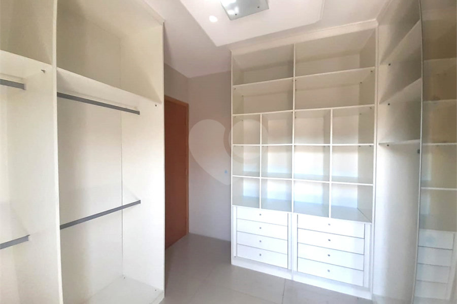Casa à venda com 3 quartos, sendo 1 suíte, no condomínio Apeu, São Paulo - SP
