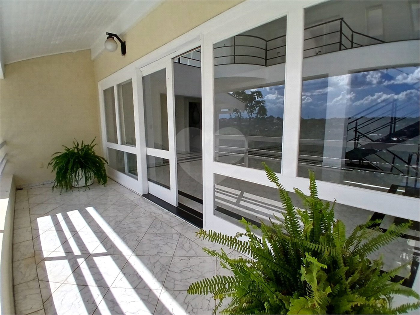 Casa à venda com 4 quartos, sendo 2 suítes, no condomínio Flamboyant, Atibaia - SP
