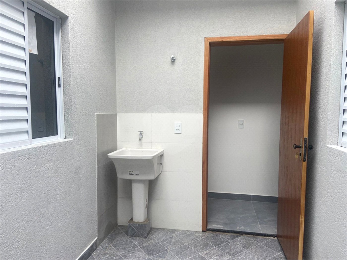 Casa à venda com 2 quartos, sendo 1 suíte, em Jardim Vergínia, Sorocaba, SP