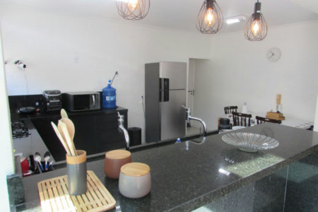 Casa de Alto Padrão com 5 Suítes e Lazer Completo– Guarujá