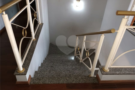 Casa à venda com 4 quartos, sendo 3 suítes, no condomínio Arujá 5, Arujá - SP