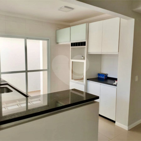 Casa à venda com 3 quartos, sendo 1 suíte, no condomínio Residencial Rio Preto Village, Atibaia - SP