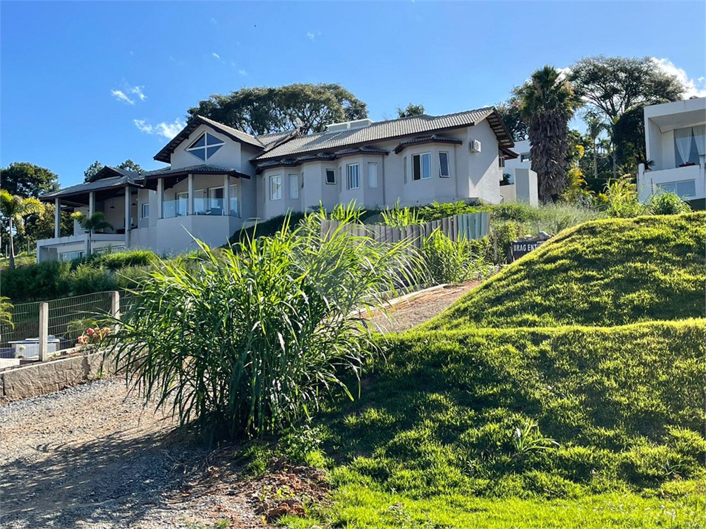 Casa à venda com 4 suítes no condomínio Jardim das Palmeiras, Bragança Paulista - SP