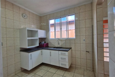 Casa para alugar com 3 quartos, sendo 1 suíte, no condomínio Santa Mônica, Atibaia - SP