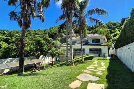 Casa à venda com 6 quartos, sendo 4 suítes, em Ferradura, Armação dos Búzios, RJ