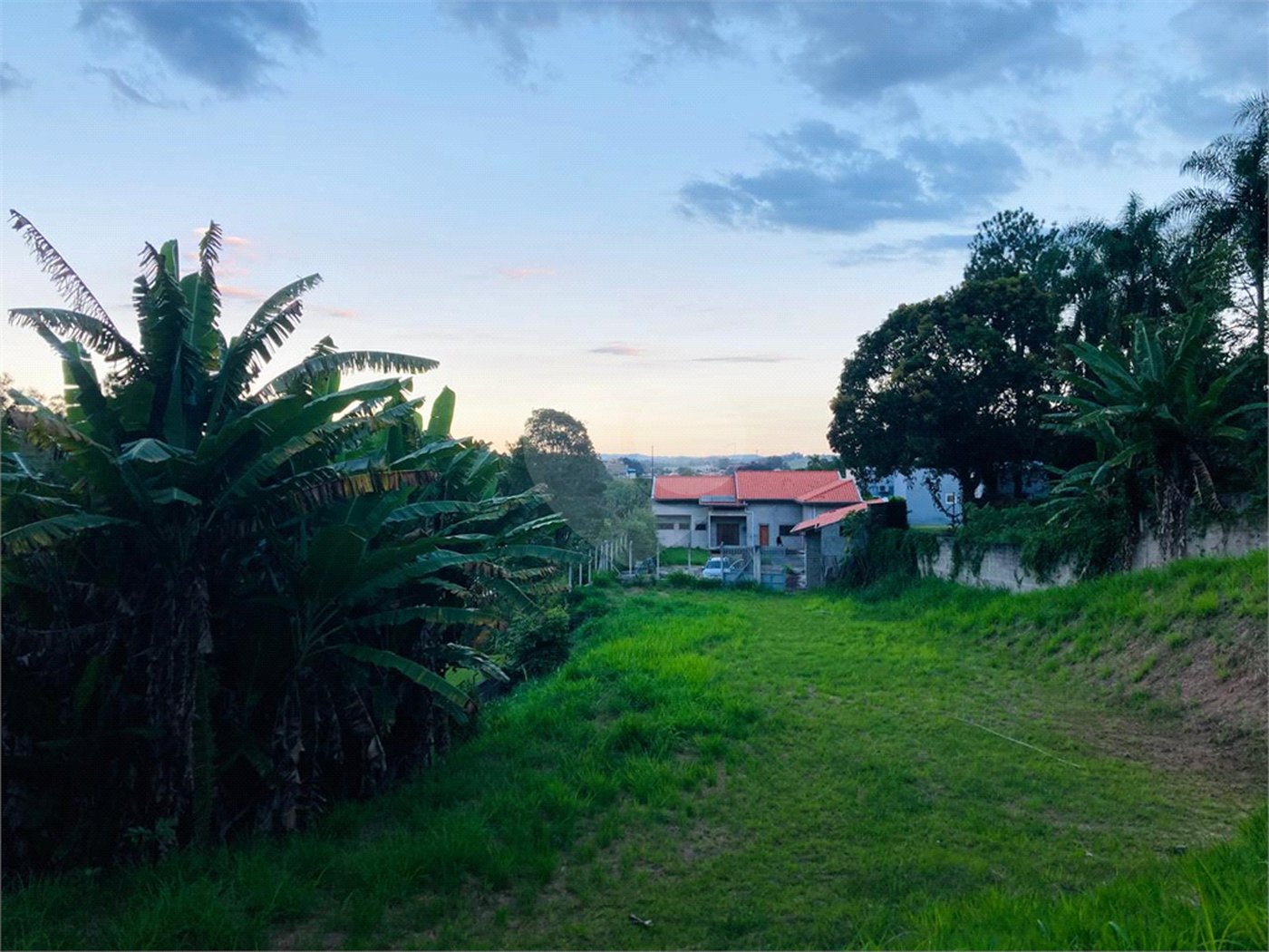 Casa à venda com 3 suítes no condomínio Lagoinha, Jacareí - SP
