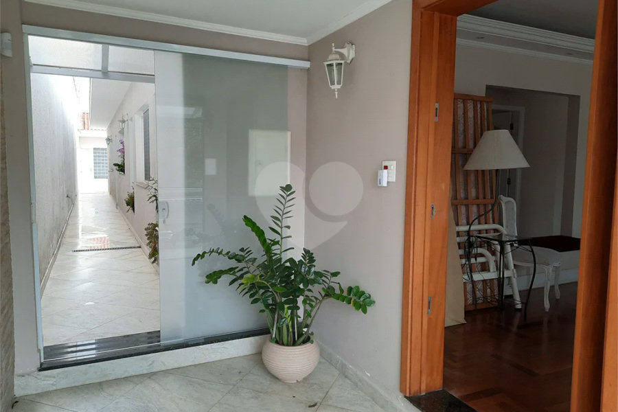 casa térrea na Vila Romana, 07 vagas de garagem, 4 quartos,, sendo 1 suíte amplo quintal.