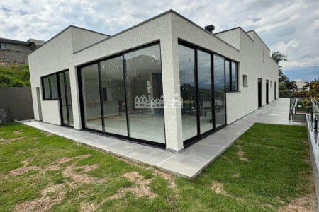 Casa à venda com 3 suítes no condomínio Shamballa III, Atibaia - SP