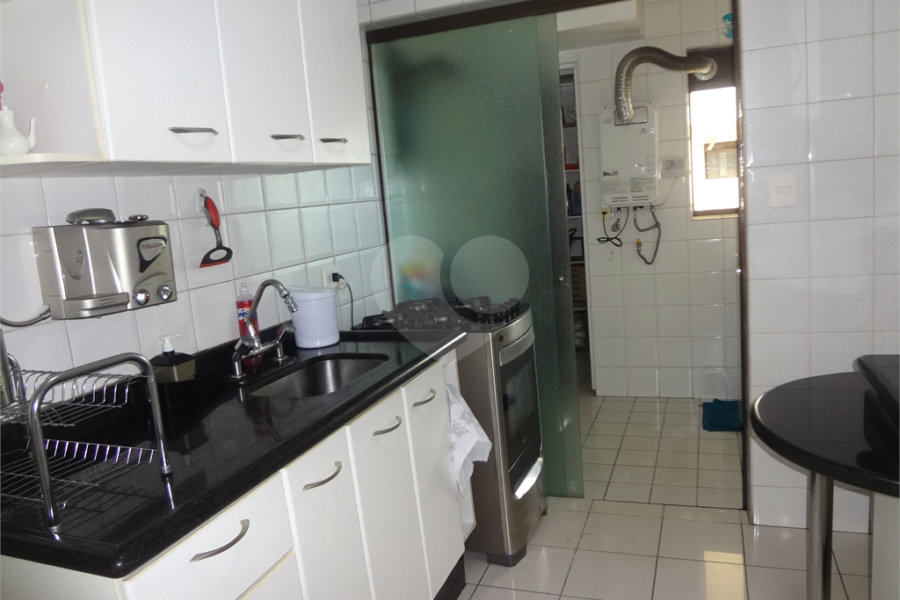 COBERTURA COM PISCINA E CHURRASQUEIRA NA CASA VERDE.