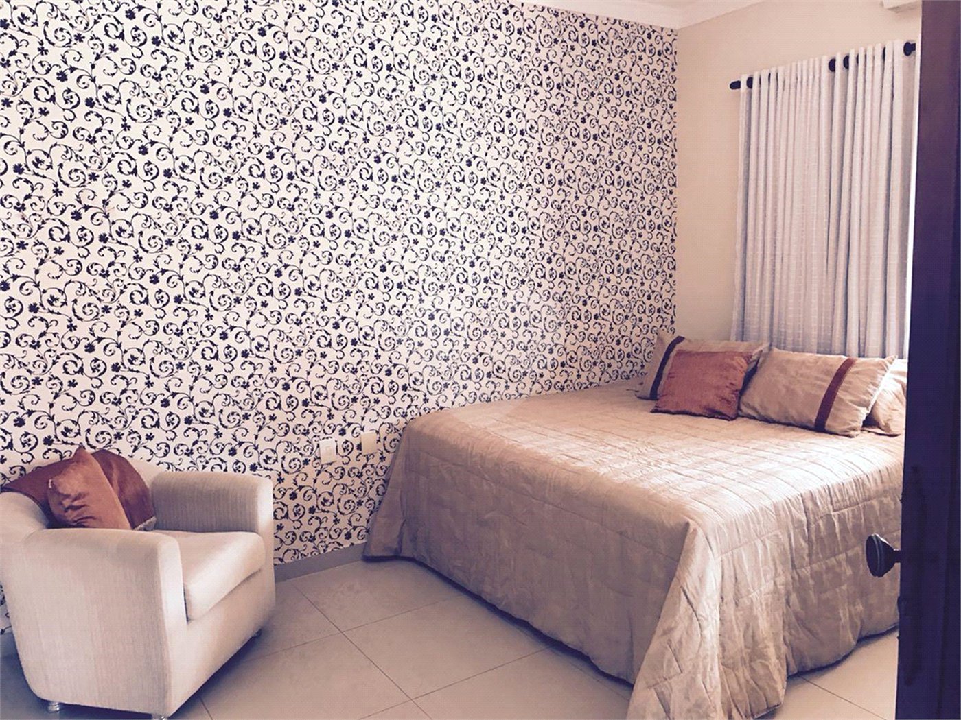 Sobrado à venda com 3 quartos, sendo 2 suítes, em Jardim Tropical, Cuiabá, MT