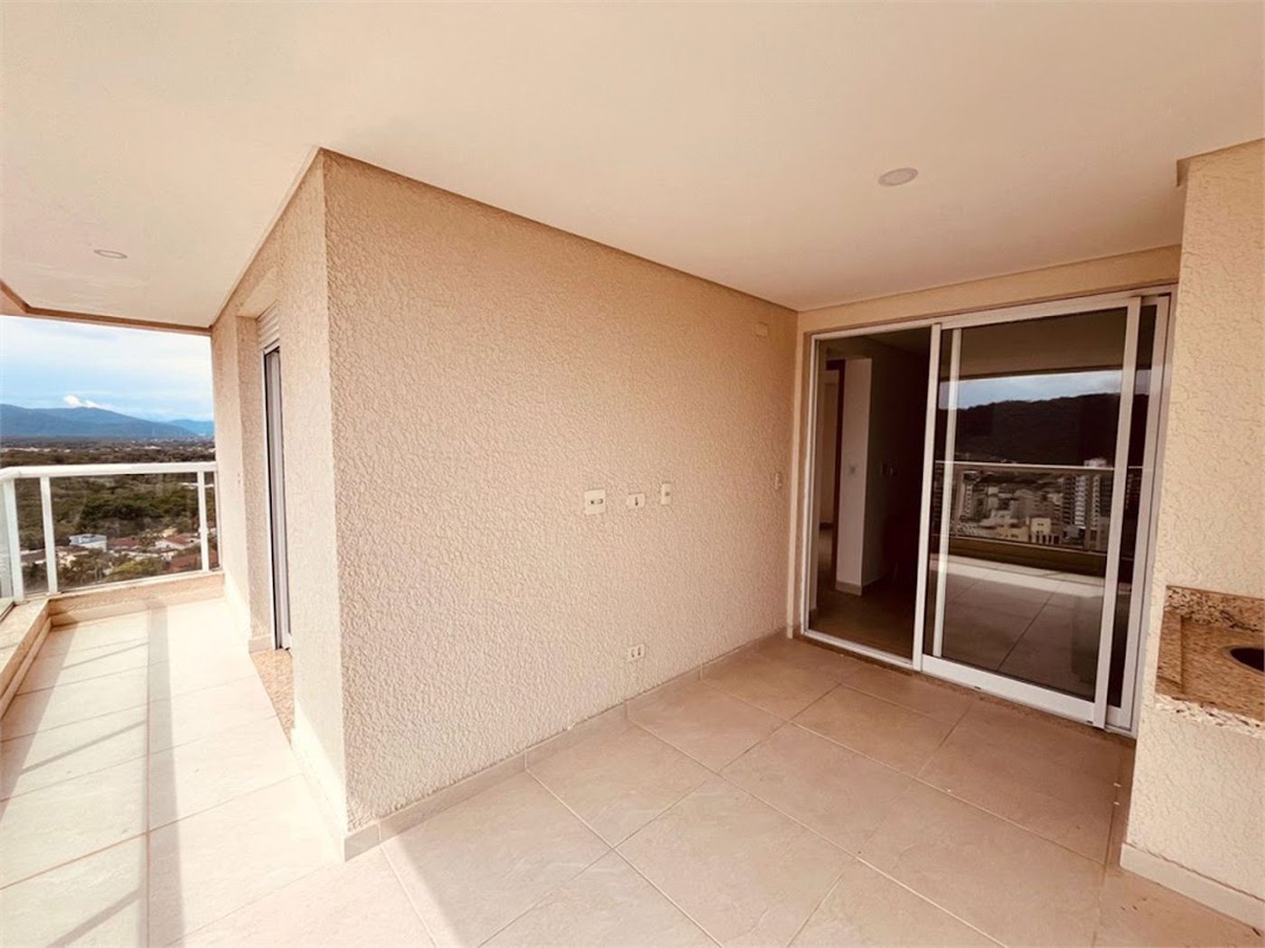 Apartamento com Varanda Gourmet em Condomínio Clube na Enseada – 2 Dormitórios