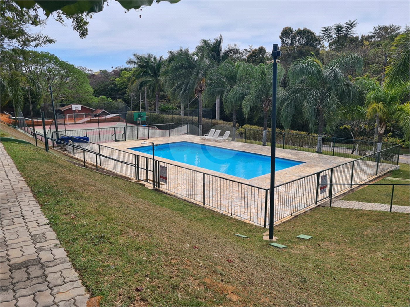 Casa à venda com 4 quartos, sendo 2 suítes, no condomínio Bosque de Grevilea, Vinhedo - SP
