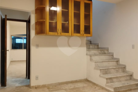 Sobrado à venda com 3 quartos, sendo 1 suíte, em Vila Paulista, São Paulo, SP