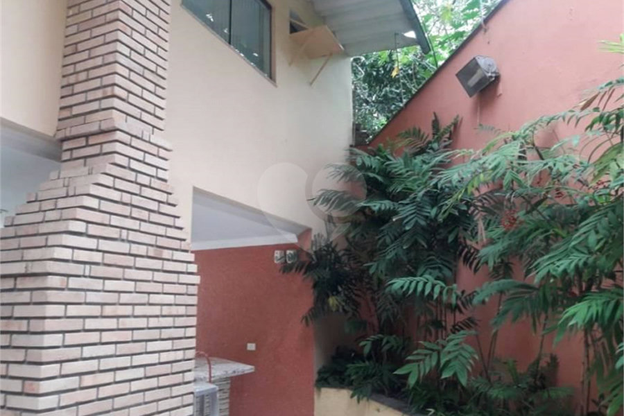 Sobrado à venda com 6 quartos, sendo 2 suítes, em Horto Florestal, São Paulo, SP
