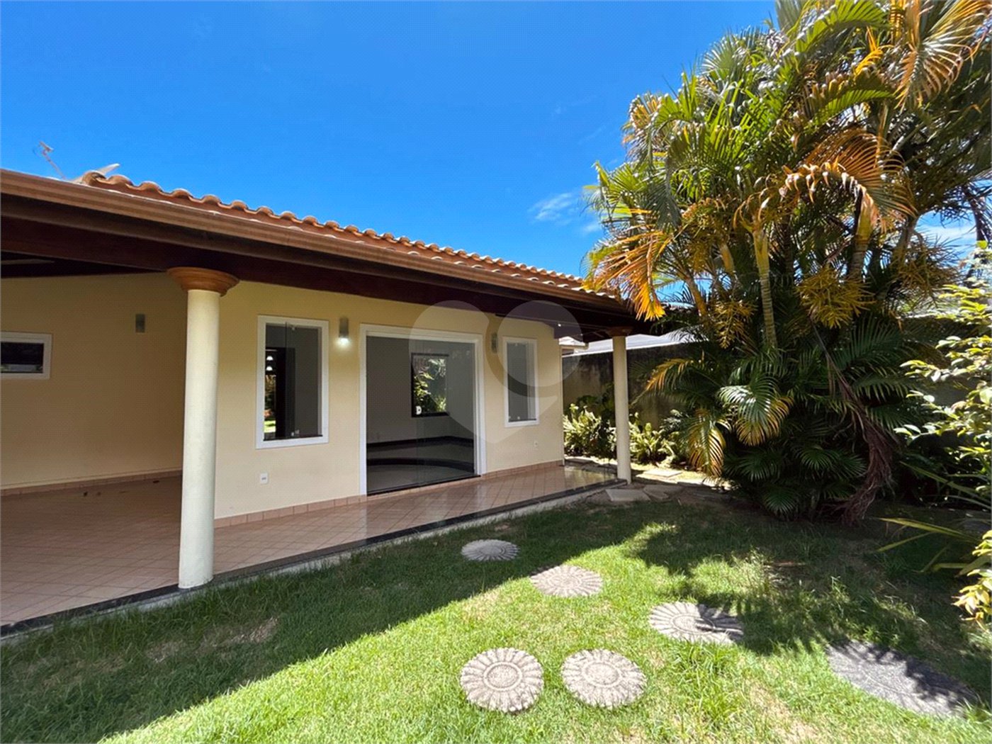 Casa à venda com 1 quarto, sendo 3 suítes,  em Outerio da Glória, Porto Seguro, BA