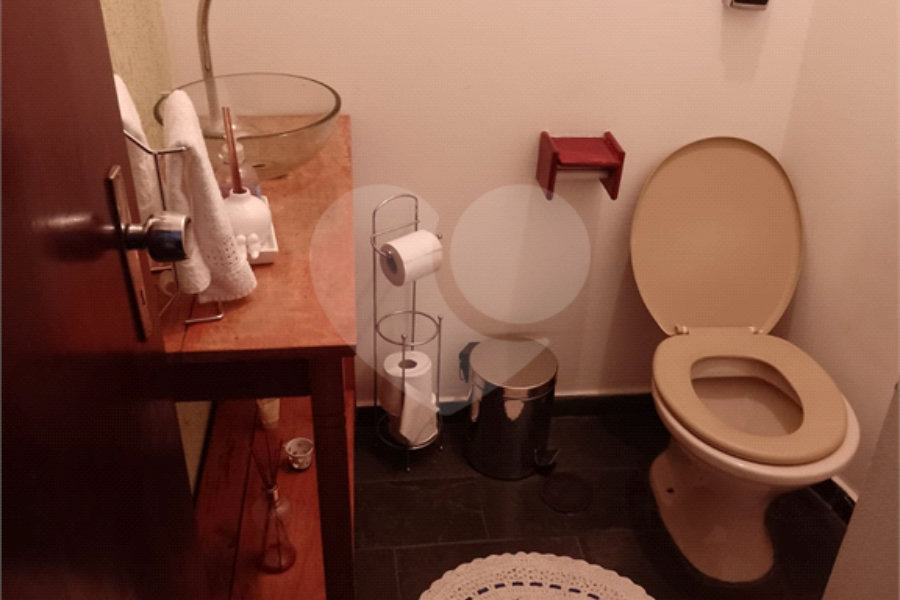 Oportunidade! Super sobrado em rua tranquila e ótima localização
