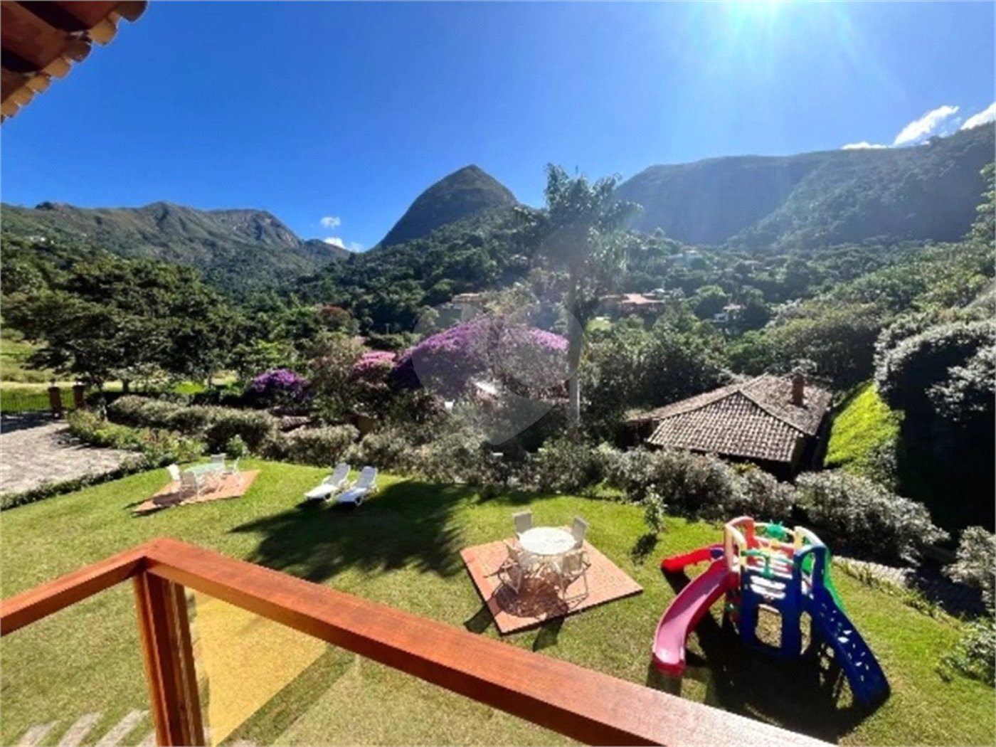 Casa à venda com 4 suítes no condomínio Quinta do Lago, Petrópolis - RJ