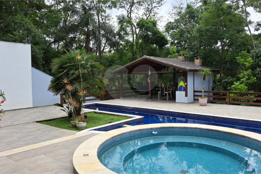 Casa à venda com 6 quartos, sendo 4 suítes, no condomínio Alpes da Cantareira, Mairiporã - SP