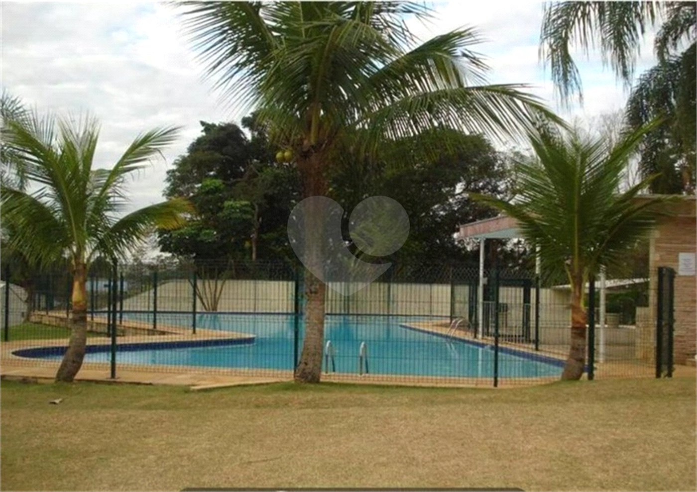 Casa à venda com 3 quartos, sendo 1 suíte, no condomínio Fiorella, Valinhos - SP