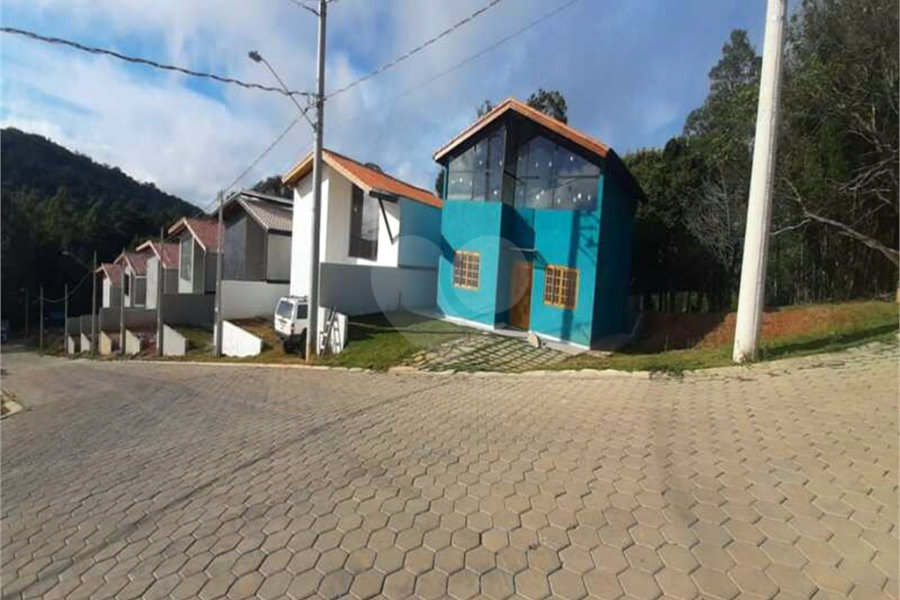 Casa à venda com 2 quartos, sendo 1 suíte, no condomínio Águas de São Pedro, Mairiporã - SP