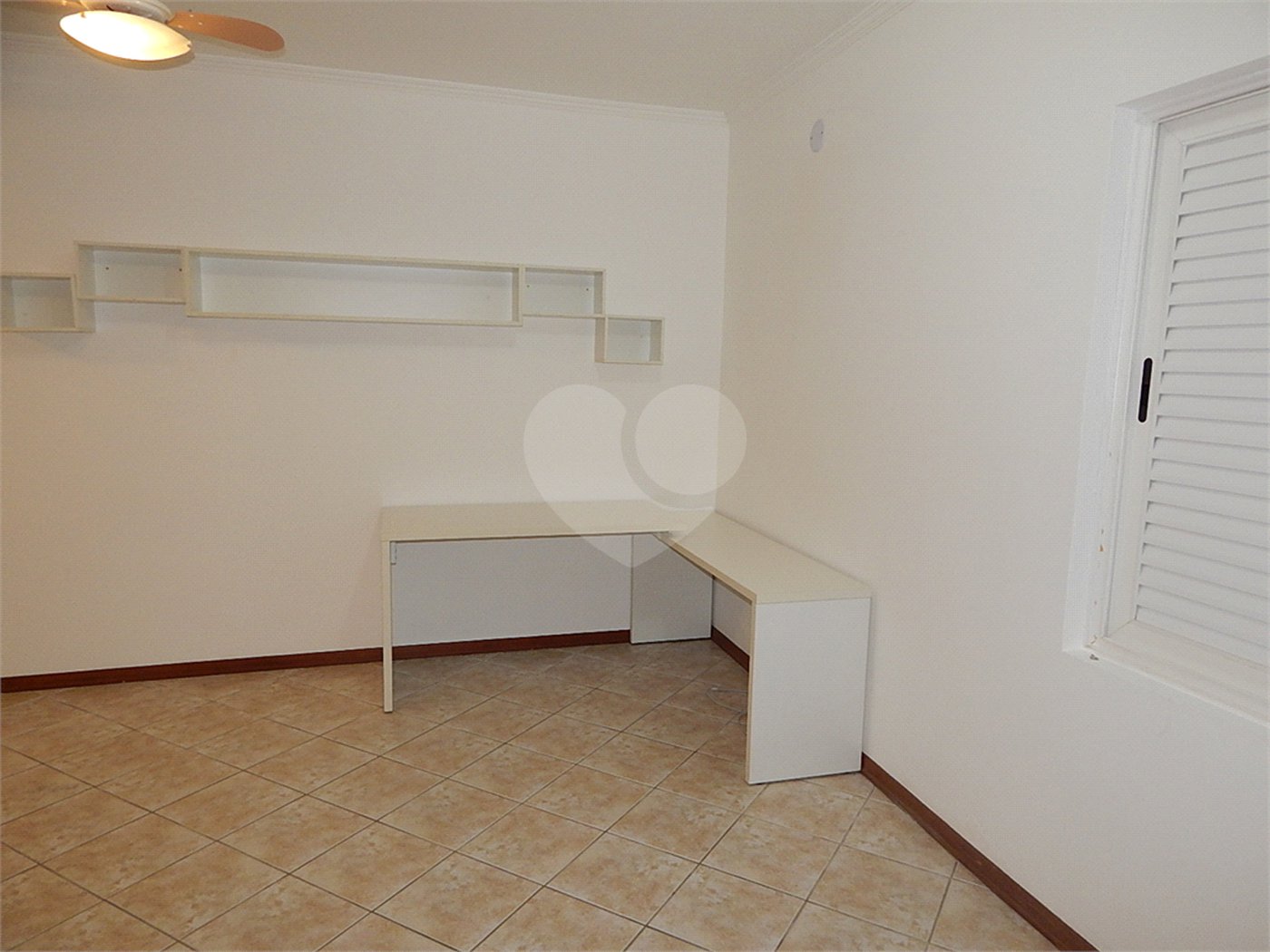 Casa à venda com 3 quartos, sendo 1 suíte, no condomínio Alpes de Vinhedo, Vinhedo - SP