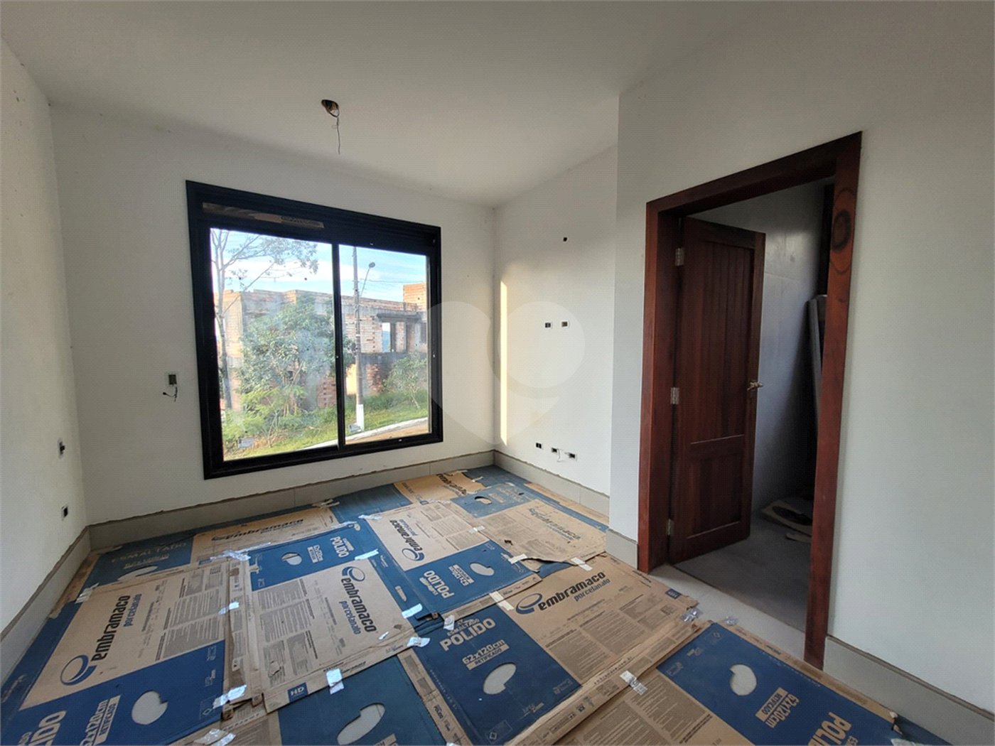 Casa à venda com 6 quartos, sendo 4 suítes, no condomínio Suíça da Cantareira, Mairiporã - SP