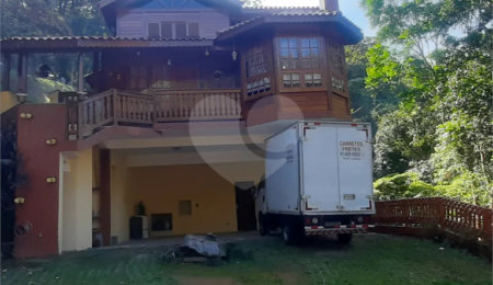 Casa à venda com 5 quartos, sendo 1 suíte,  no condomínio Parque Suiça, Caieiras - SP