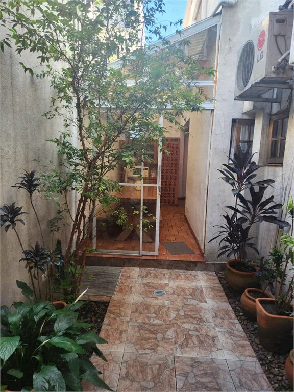 Sobrado à venda com 4 quartos, sendo 1 suíte, em Água Branca, São Paulo, SP