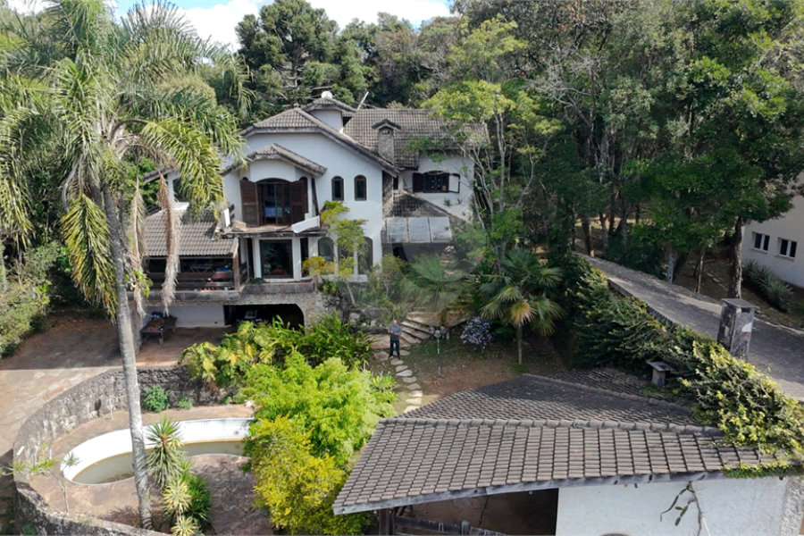 Casa à venda com 3 quartos, sendo 4 suítes, no condomínio Alpes da Cantareira, Mairiporã - SP