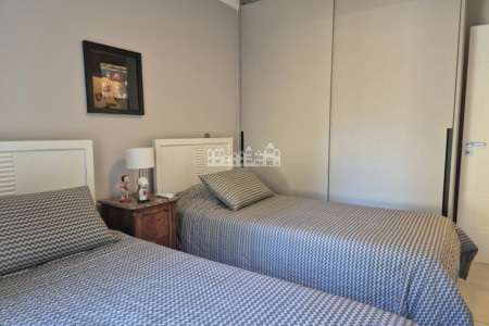 Casa térea à venda com 3 quartos, sendo 2 suítes, em Condomínio Flamboyant-B, Atibaia - SP