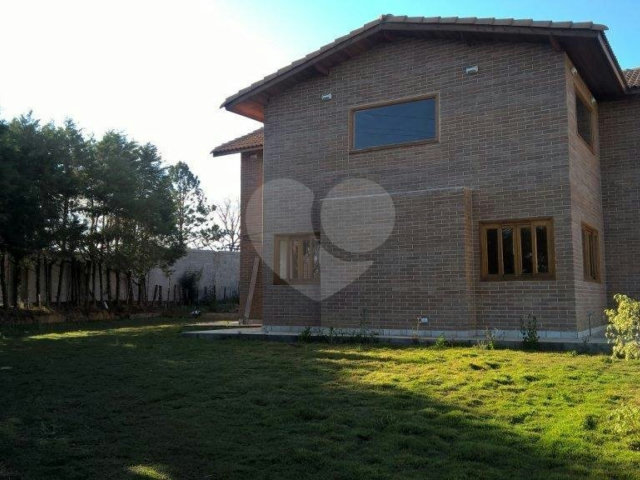 Casa à venda ou para alugar com 3 suítes no condomínio Vilarejo Estoril, Mairiporã - SP