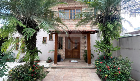 Casa à venda com 4 quartos, sendo 2 suítes,  no condomínio Jornalista Américo Ariza, São Paulo - SP