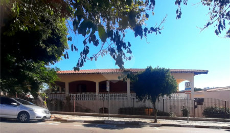 Casa à venda com 3 quartos, sendo 1 suíte,  no Centro, Vinhedo, SP