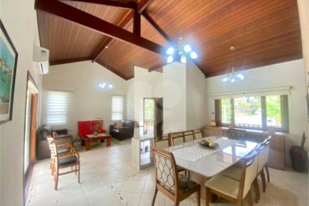 Casa à venda com 3 quartos, sendo 1 suíte, no condomínio Recanto dos Paturis, Vinhedo - SP