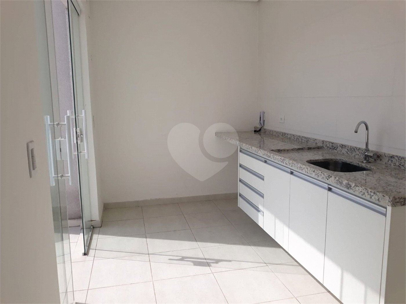 Apartamento à venda ou para alugar com 2 quartos, sendo 1 suíte,  em Vila Santa Isabel, São Roque, SP