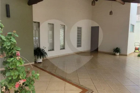 Casa Exclusiva com Pé-Direito Alto e Área Gourmet no Jardim Paraíso