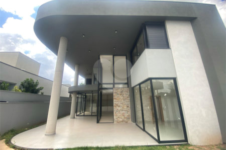 Casa à Venda no Condomínio Damha III