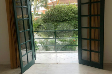 Sobrado à venda com 3 quartos, sendo 1 suíte,  em Panamby, São Paulo, SP