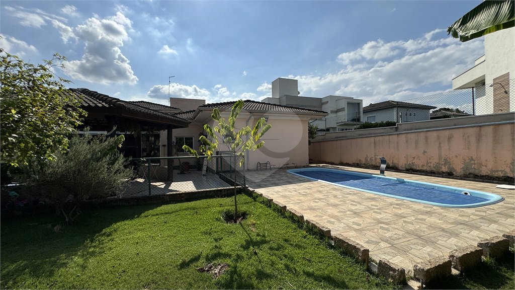 Casa à venda com 4 quartos, sendo 3 suítes, no condomínio Terras de Mont Serrat, Salto - SP