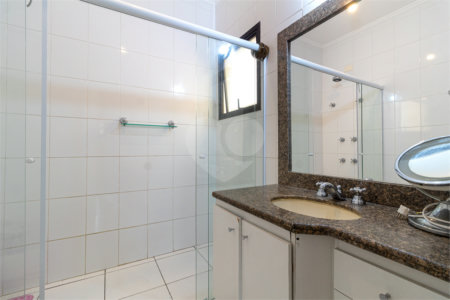 Casa à venda com 4 quartos, sendo 2 suítes,  no condomínio Vila das Flores, São Paulo - SP